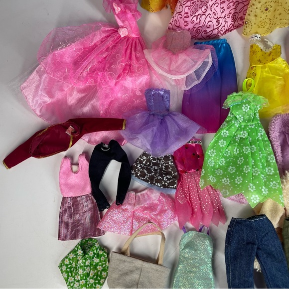 Assorted Disney Princess Dolls & Barbie Doll Outfits Clothes 5 Dolls 31 Clothes - Picture 3 of 5